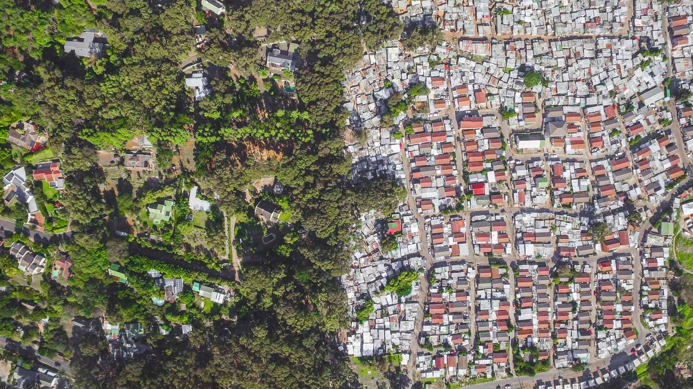 Wealthy housing estates next to an “informal settlement” area – inequality in Hout Bay, 15 km south of Cape Town ((photo: Johnny Miller/Unequal Scenes)