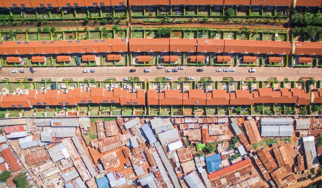 Mobile Kenyans live in gated communities, which can be night next to poorest of slum communities, like in Loresho (photo: Johnny Miller/Unequal Scenes)