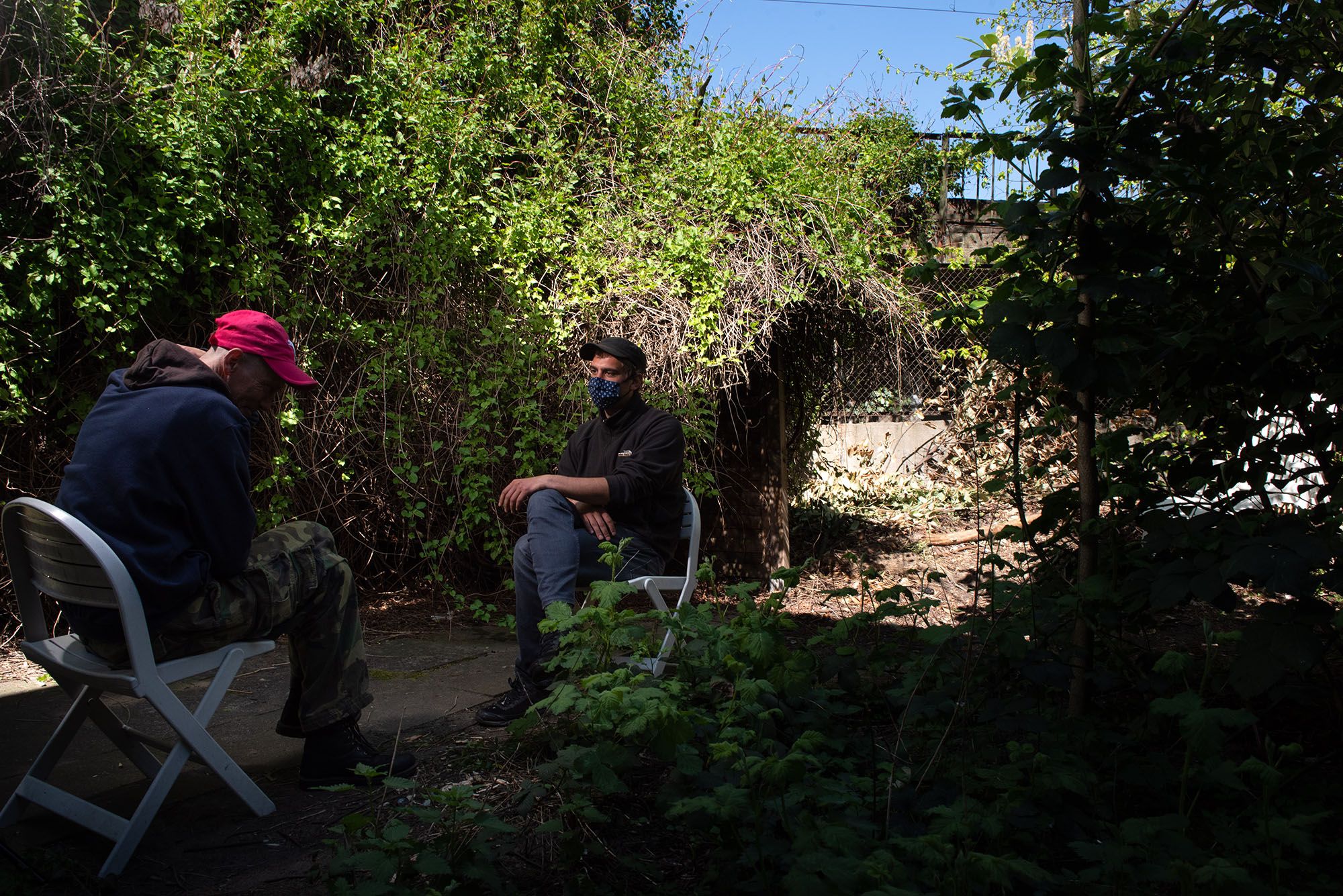 Employees of the street magazine Hinz&Kunzt in conversation with one of the hotel residents