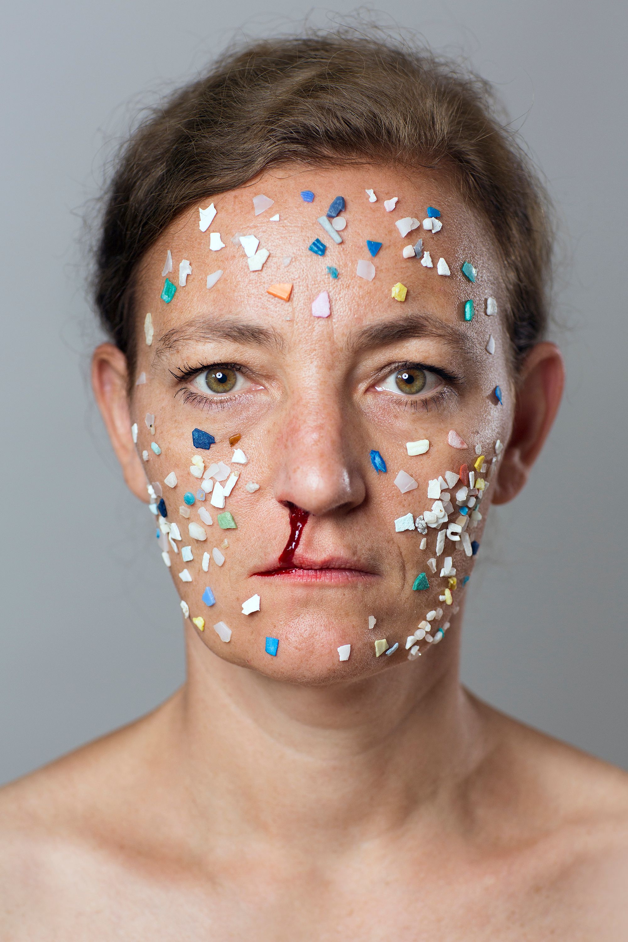 MIKROPLASTIK II, 2016, Artist Güuntzel with beauty mask consisting of microplastics. Photo: Henriette Pogoda, © Swaantje Güntzel