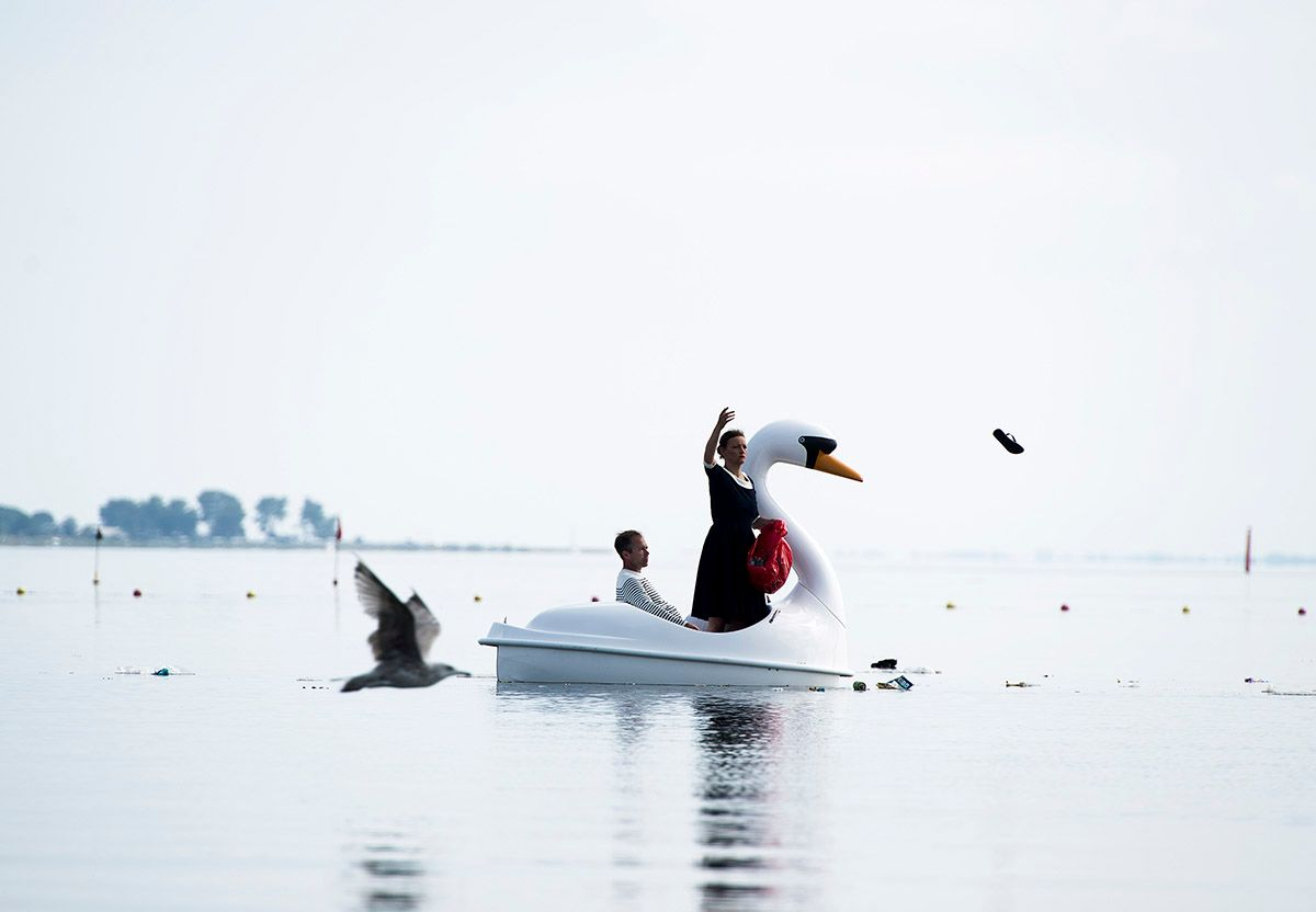 Artist throws previously collected garbage from a beach into a Danish fjord. Photo: HC Gabelgaard, © Swaantje Güntzel