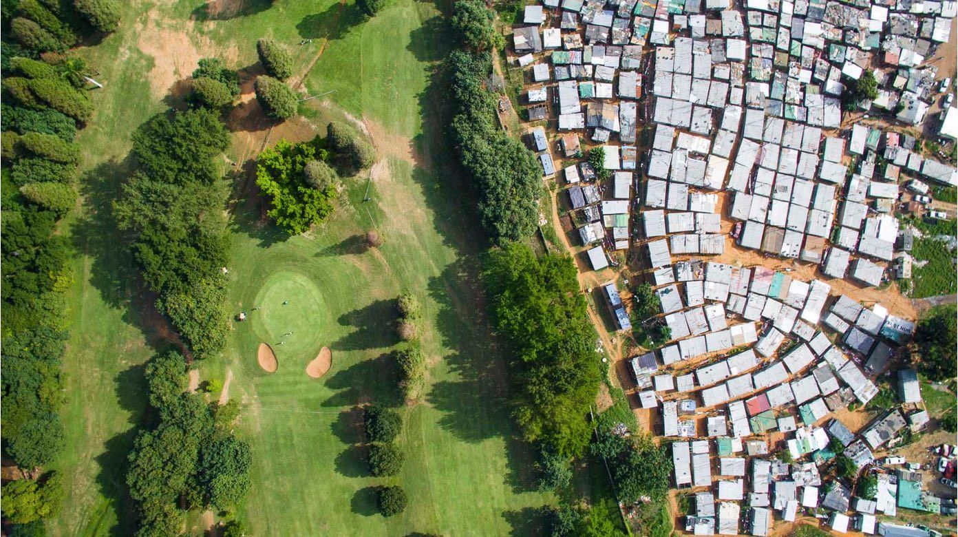 Mobile Kenyans live in gated communities, which can be night next to poorest of slum communities, like in Loresho (photo: Johnny Miller/Unequal Scenes)