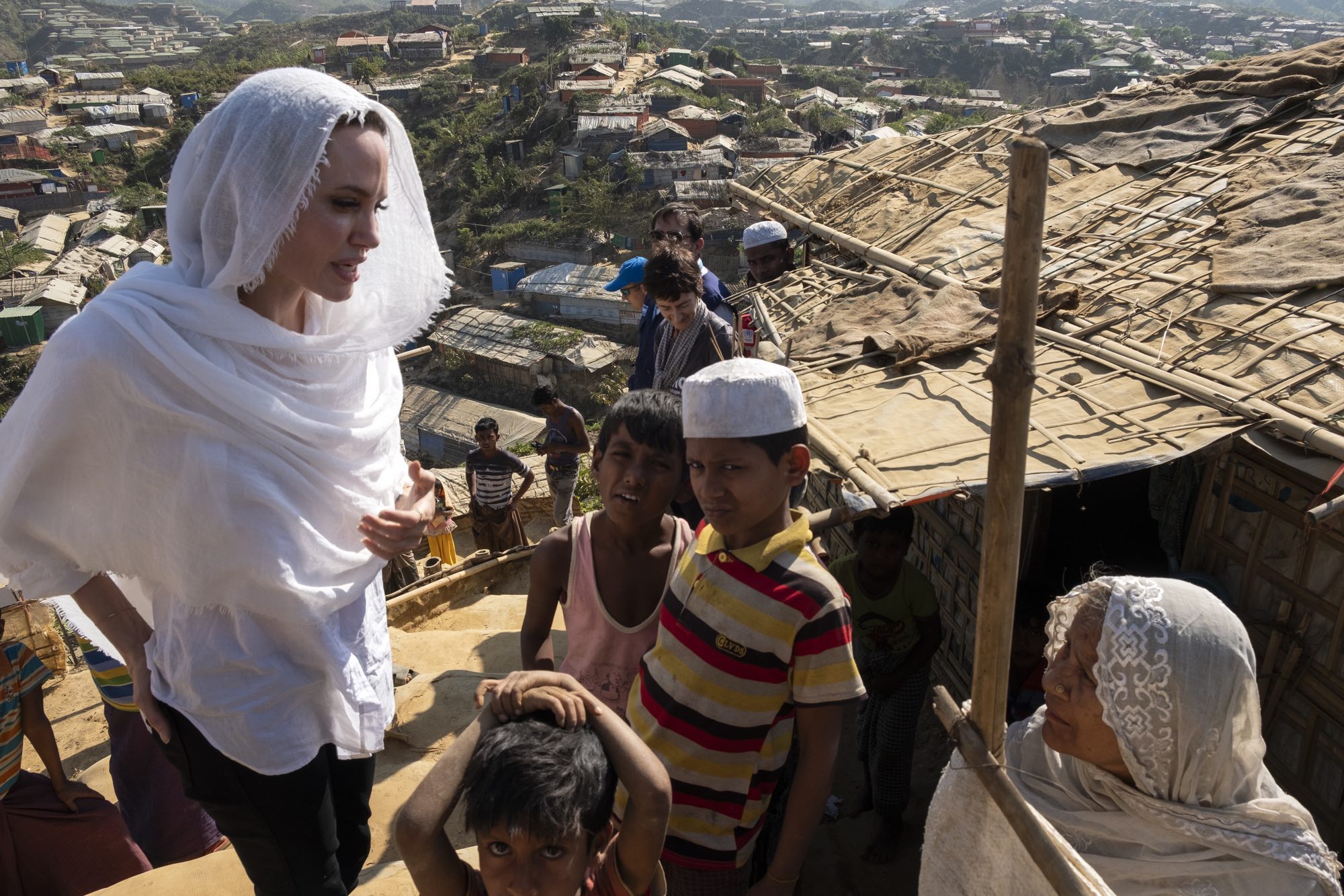 Februar 2019, Bangladesh/Cox’s Bazar:Jolie macht sich ein Bild der humanitären Lage im Rohingya Flüchtlinge, © UNHCR/ Santiago Escobar- Jaramillo