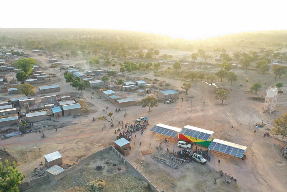 Luftaufnahme Dorfes in Subsahara-Afrika, Solarpanel auf einem Containerdach