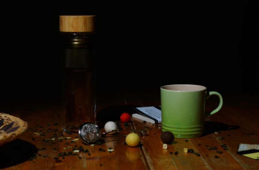 Screenshot of a blog: green cup stands on an old wooden table, in addition text block and 2 small pictures